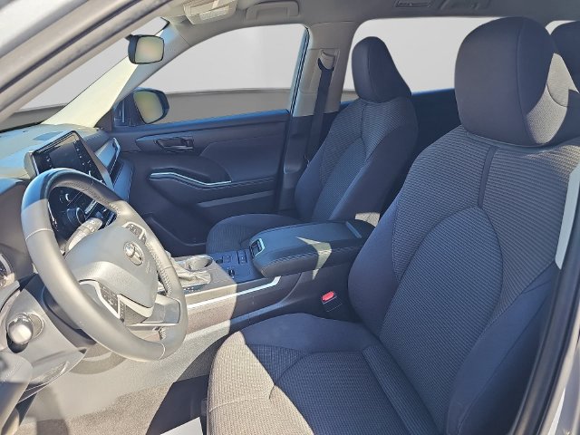 Used 2022 Toyota Highlander LE FWD image 18