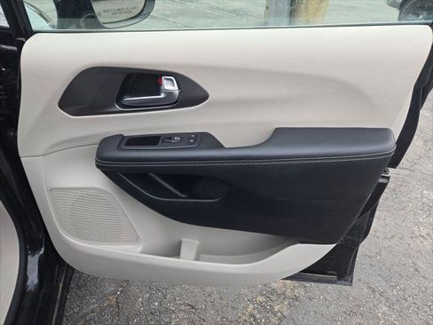 Certified 2024 Chrysler Pacifica Select image 5