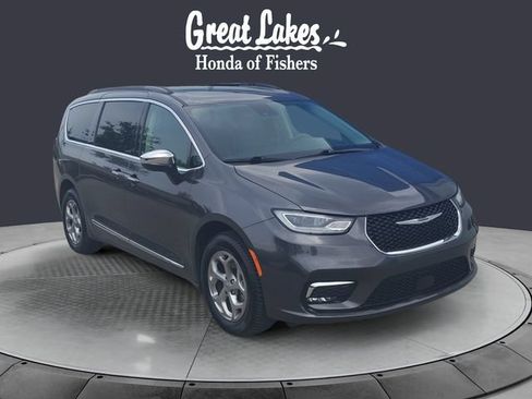 Used 2023 Chrysler Pacifica Limited AWD/4WD image 7