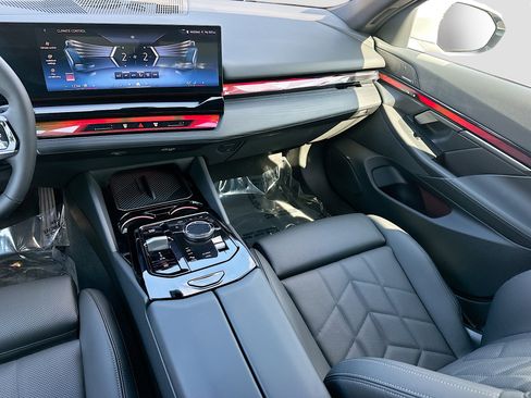 Used 2025 BMW i5 eDrive40i w/ Premium Package image 24