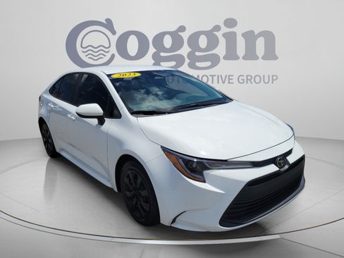 Used 2023 Toyota Corolla LE FWD image 4