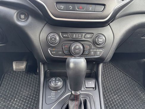 Used 2021 Jeep Cherokee Trailhawk w/ Technology Group AWD/4WD image 19
