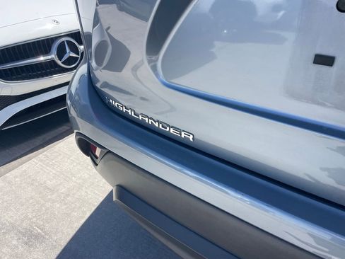 Used 2022 Toyota Highlander XLE image 5