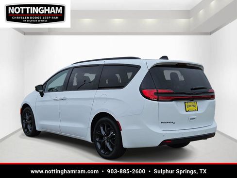 New 2026 Chrysler Pacifica Select image 3