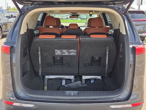 Used 2023 Kia Carnival SX Prestige FWD image 4