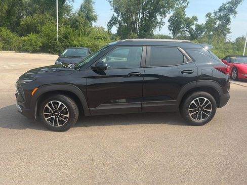 Used 2025 Chevrolet TrailBlazer LT AWD/4WD image 2