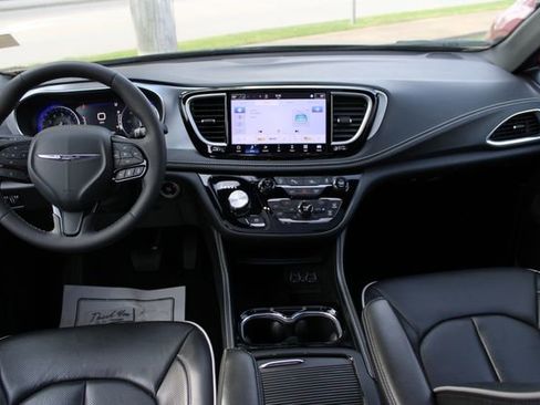 Used 2025 Chrysler Pacifica Limited FWD image 28
