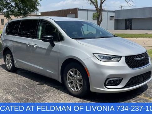 Used 2024 Chrysler Pacifica Touring-L FWD image 2
