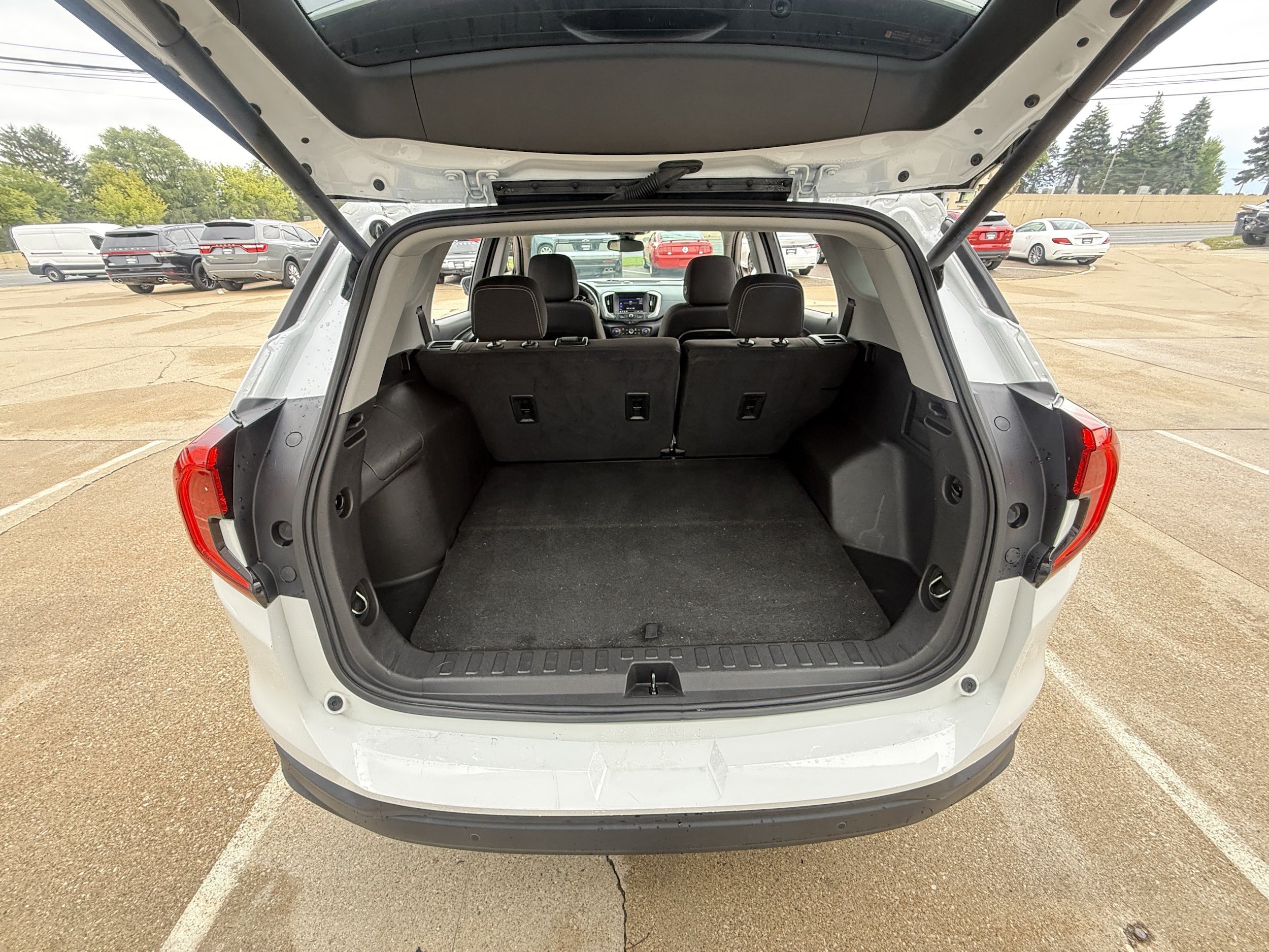 Used 2023 GMC Terrain SLE w/ Driver Convenience Package AWD/4WD image 8