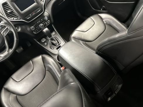 Used 2020 Jeep Cherokee Latitude Plus w/ Cold Weather Group AWD/4WD image 25