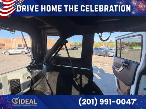 Used 2016 Jeep Wrangler Unlimited Sahara w/ Connectivity Group AWD/4WD image 60