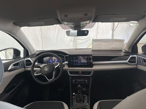 New 2026 Volkswagen Taos SE FWD image 17
