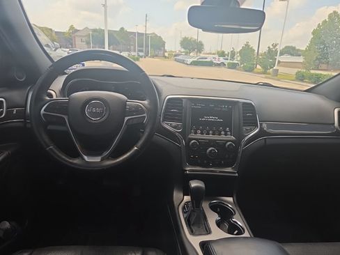 Used 2018 Jeep Grand Cherokee Overland RWD image 12