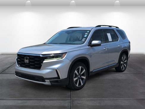 Certified 2025 Honda Pilot Touring image 4