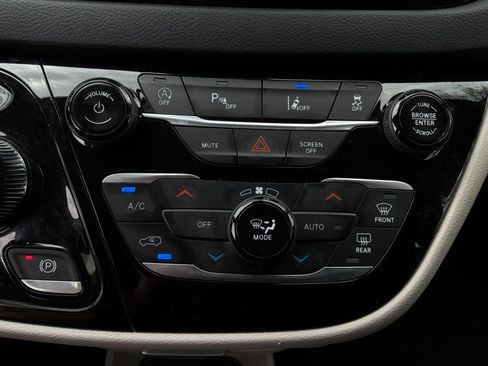 Used 2024 Chrysler Pacifica Touring-L FWD image 33