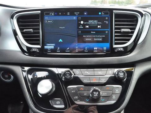 Used 2025 Chrysler Pacifica Limited FWD image 31