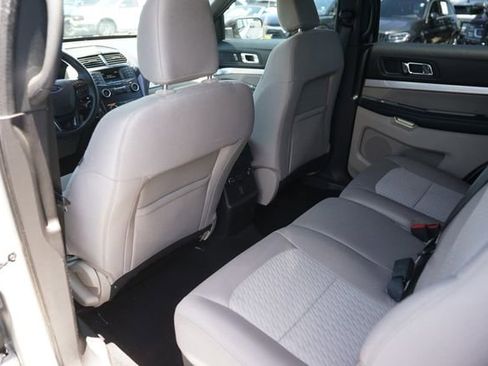 Certified 2018 Ford Explorer FWD image 11