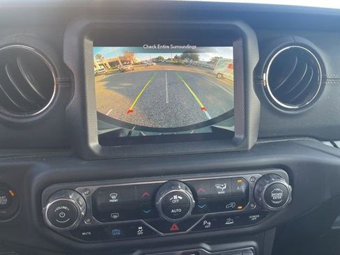 Used 2022 Jeep Wrangler Unlimited Sahara image 9