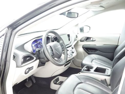 Certified 2023 Chrysler Pacifica Touring-L FWD image 26