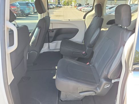 Used 2020 Chrysler Pacifica Touring w/ Cold Weather Group FWD image 16