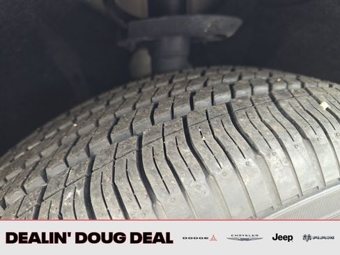 Used 2024 Chrysler Pacifica Touring-L image 27