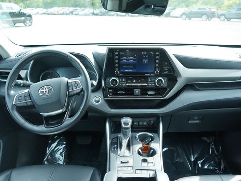 Used 2021 Toyota Highlander XLE AWD/4WD image 14