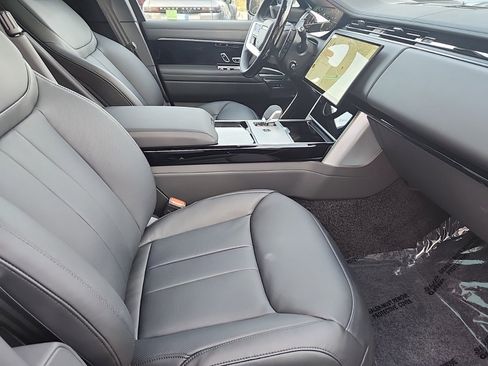 New 2025 Land Rover Range Rover SE image 3