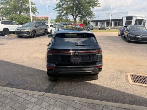 Certified 2025 Volkswagen Taos SE FWD image 4