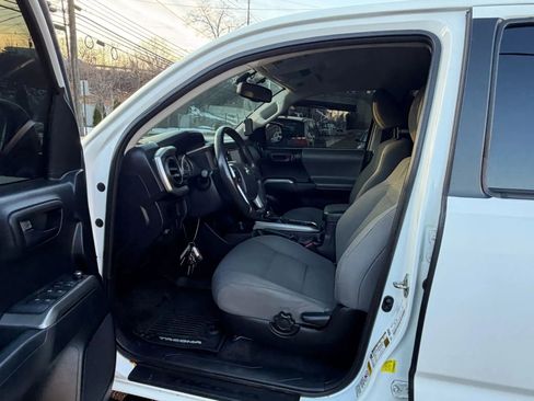 Used 2017 Toyota Tacoma SR5 image 10