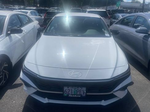 Used 2025 Hyundai Elantra SEL FWD image 2