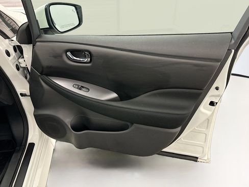 Used 2025 Nissan Leaf S image 32