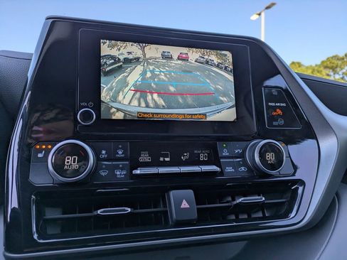 Used 2024 Toyota Highlander XLE image 23