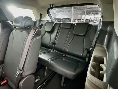Used 2025 Kia Carnival FWD image 30