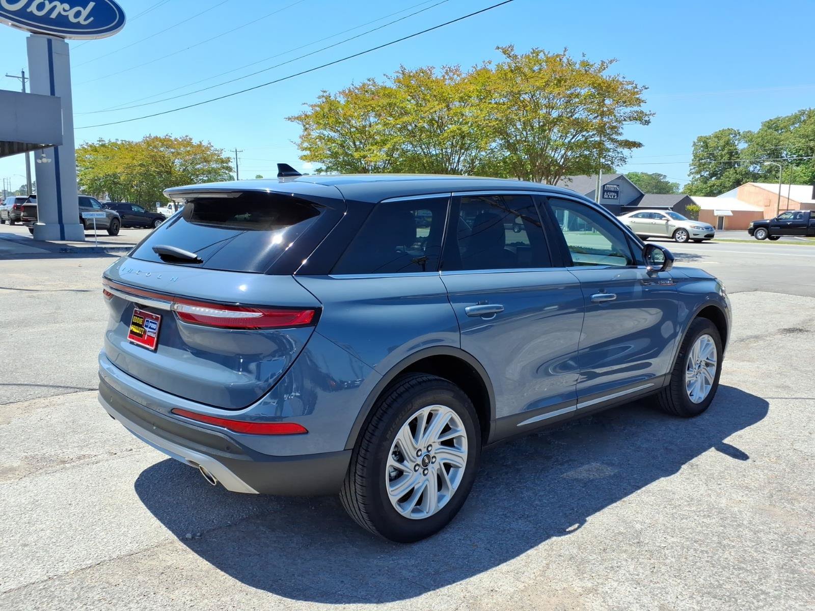 Used 2025 Lincoln Corsair AWD image 4