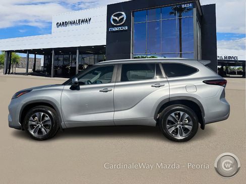 Used 2024 Toyota Highlander XLE image 2