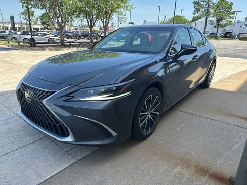Used 2025 Lexus ES 300h w/ Premium Package FWD image 2