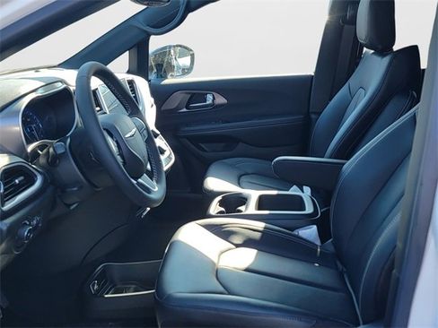 New 2026 Chrysler Pacifica Select image 13