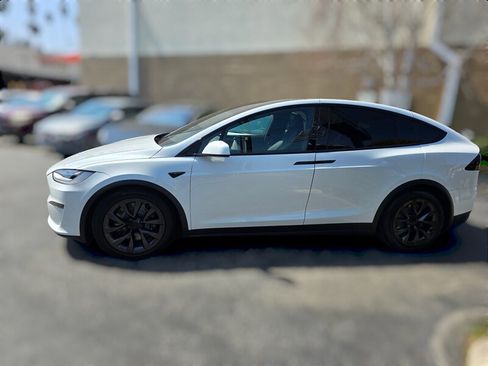 Used 2022 Tesla Model X image 4