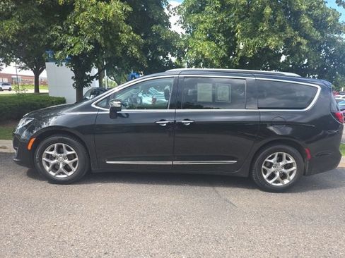 Used 2019 Chrysler Pacifica Limited FWD image 2