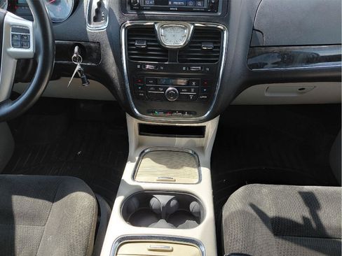 Used 2015 Chrysler Town & Country Touring FWD image 38