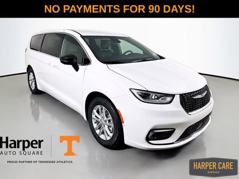 New 2026 Chrysler Pacifica Select image 3