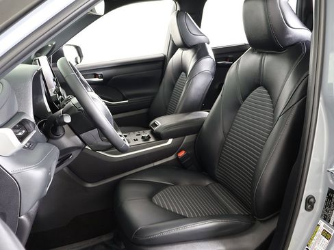 Used 2025 Toyota Highlander XSE image 31