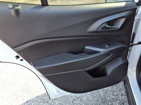 Used 2025 Chevrolet Trax LT w/ LT Convenience Package FWD image 41
