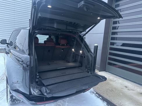 Used 2025 Land Rover Range Rover SE image 4