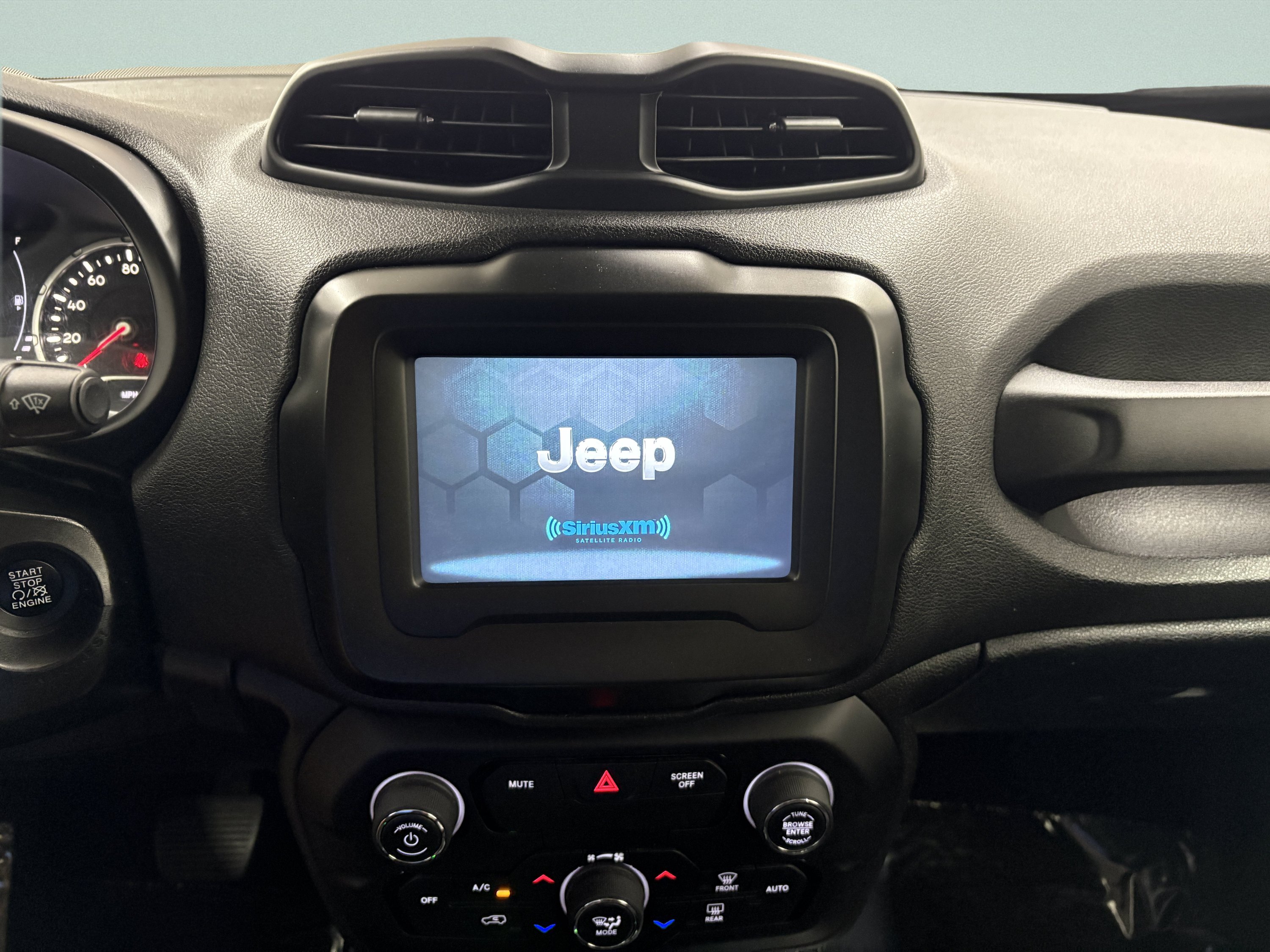 Used 2019 Jeep Renegade Altitude w/ Quick Order Package 2XM FWD image 13