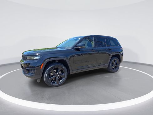 Used 2022 Jeep Grand Cherokee Altitude AWD/4WD image 5