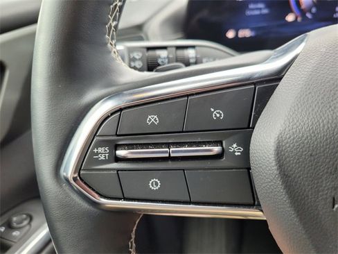 Used 2025 Chevrolet Traverse LT image 36