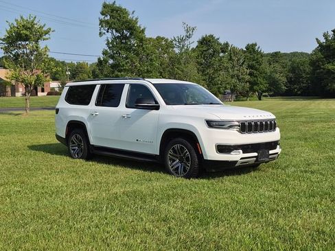 Used 2024 Jeep Wagoneer L Series II w/ Flexible Seating Group AWD/4WD image 15