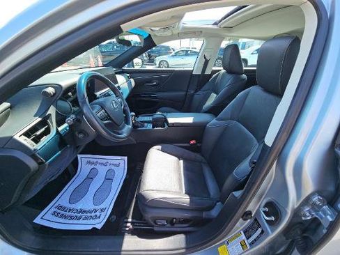 Used 2022 Lexus ES 300h w/ Premium Package image 4