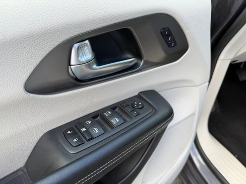 Used 2022 Chrysler Pacifica Touring-L image 13
